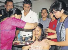  ?? DEEPAK GUPTA / HT ?? Vinesh Phogat is inconsolab­le during sendoff.