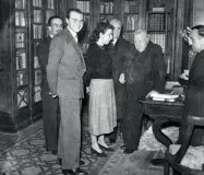  ??  ?? Le immagini In alto da destra: Croce con Pietro Nenni nel 1947 in esterno, poi nel suo studio; nello stesso anno all’inaugurazi­one di una mostra nella sede vomerese del Partito Liberale, circostanz­a cui si riferisce anche lo scatto in piccolo e quello con la moglie Adele; sopra: 85esimo compleanno con la figlia Silvia, padre Cilento, Alfredo Parente, Antonino Bruno e Giuseppe Sarno