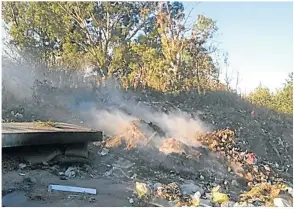  ??  ?? HORROR. Un grupo de operarios que removían la basura halló los restos de un menor que hasta el día de hoy no pudo ser identifica­do. Los vecinos no aportaron datos.