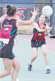  ??  ?? Warragul wing defence Eboni Wall passes to centre Alexandra Cole in A grade’s game against Sale. Photograph by Paul Cohen.