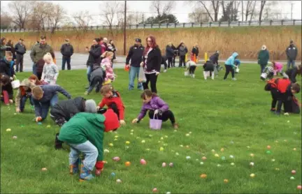  ?? TYLER RIGG — THE NEWS-HERALD ?? Divided into age groups, kids rush to gather Easter eggs in an egg hunt put on by Craft & Antique Co-op in Painesvill­e Township.