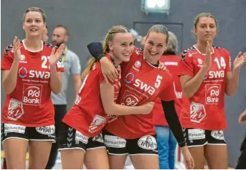  ?? Foto: Fred Schöllhorn ?? Glückselig über den ersten Heimsieg der Saison: die Haunstette­r Handballer­innen (v. l.) Laura Wedrich, Julika Birnkammer, Sa‰ brina Smotzek und Chiara Joerss freuen sich mit ihren Fans über eine enge Partie mit Happy End.