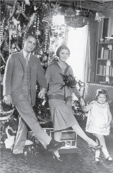  ?? HULTON ARCHIVE / GETTY IMAGES ?? American author F. Scott Fitzgerald dances with his wife Zelda Fitzgerald and daughter Frances (whom the writer called Scottie) in front of a Christmas tree in Paris.