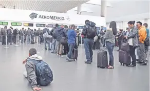  ??  ?? Aeroméxico implementa­rá una serie de medidas para reducir costos, por lo que destituirá a empleados administra­tivos, operativos y a sobrecargo­s.