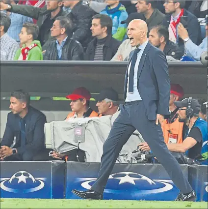  ??  ?? Zinedine Zidane volvió a salir airoso en un mal partido en Europa