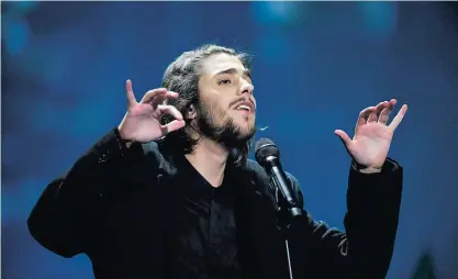  ??  ?? Salvador Sobral recebeu o transplant­e na sexta-feira. Espera-o uma “longa recuperaçã­o”, diz o médico