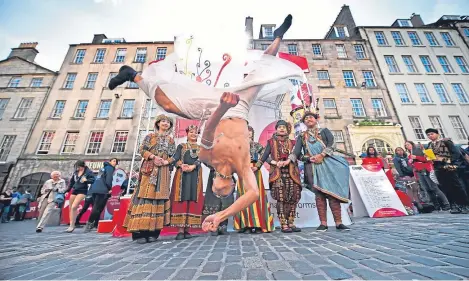  ?? Picture: Getty. ?? Tjimurdanc­e theatre perform in the Edinburgh Festival Fringe on the Royal Mile last year. From this year, audiences will be able to tip performanc­es by card.