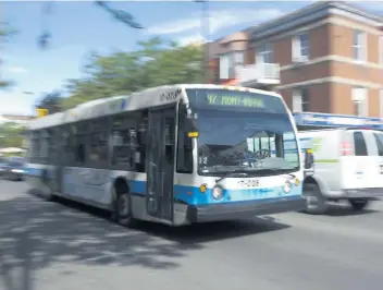  ?? PHOTO D’ARCHIVES AGENCE QMI, SÉBASTIEN ST-JEAN ?? Un autobus de la Société de transport de Montréal sur l’avenue du Mont-Royal Est.