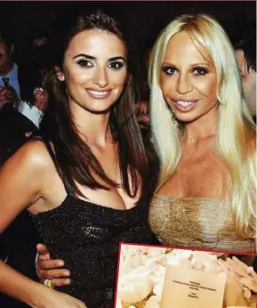  ??  ?? Penélope junto a Donatella en una fiesta de moda en Los Ángeles, y la nota que esta le envió tras conocer que iba a interpreta­rla.