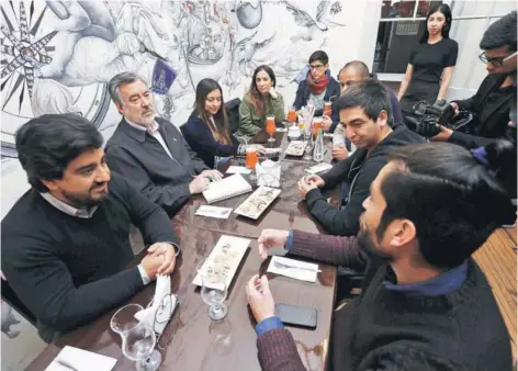  ??  ?? ► Alejandro Guillier ayer reunido con deudores del CAE, en Valparaíso.