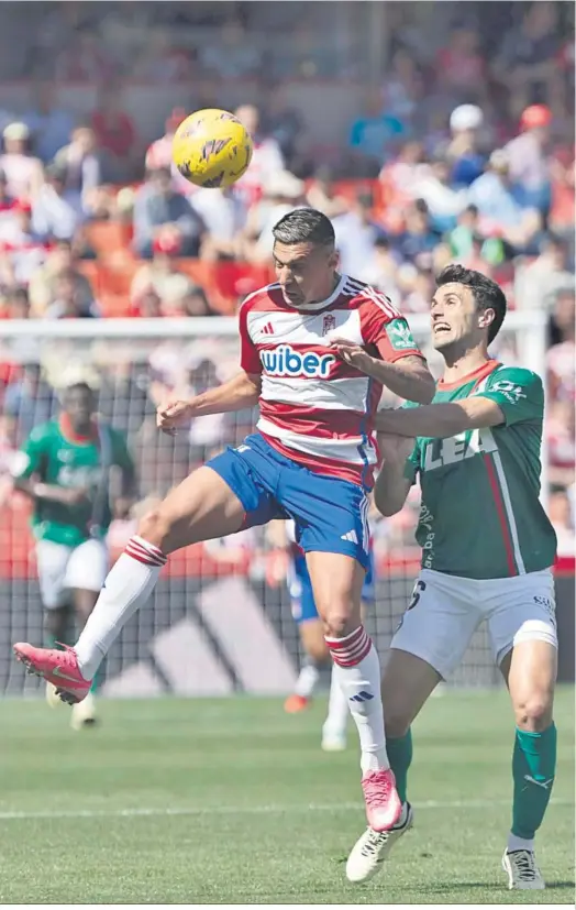  ?? ?? Uzuni busca el balón con las testa en el partido ante el Alavés.