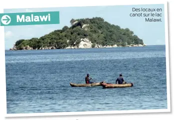  ??  ?? Des locaux en canot sur le lac Malawi.