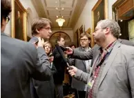  ??  ?? Point de presse improvisé. Le ministre est souvent interpellé par les journalist­es sur des dossiers chauds.