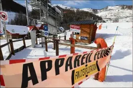  ?? (Photo Eric Ottino) ?? Les profession­nels de la montagne ont déjà fait une croix sur les vacances de Noël. Ils s’attendent à devoir faire de même en février.