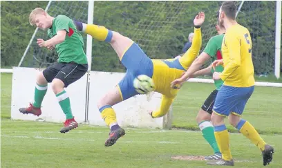  ??  ?? ●●Action from Spurley Hey’s game against Cheadle Town seconds (in green)