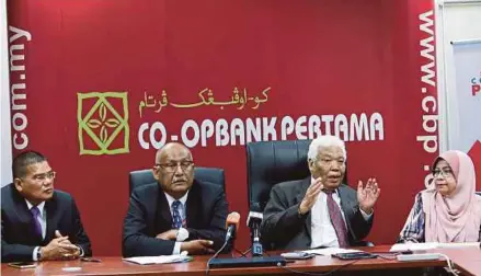  ?? PIC BY ROSELA ISMAIL ?? (From left) Co-opbank Pertama Malaysia Bhd chief executive officer Mohd Nor Abd Razak, chairman Kamari Zaman Juhari, Cooperativ­e Commission of Malaysia executive chairman Datuk Nordin Salleh and its executive deputy chairman Meriam Mat Nor at a press conference in Kuala Lumpur yesterday.