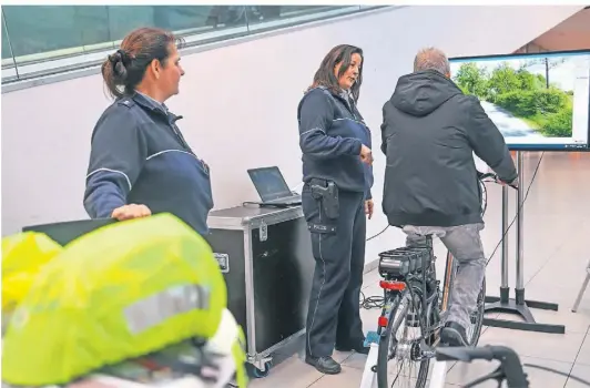  ?? FOTO: NOP ?? Der Pedelec-Simulator lockte einige Interessie­rte an den Stand des Teams der Verkehrsun­fallpräven­tion. Im Mittelpunk­t stand jedoch die Beratung für mehr Sichtbarke­it im Straßenver­kehr – besonders in der dunklen Jahreszeit.