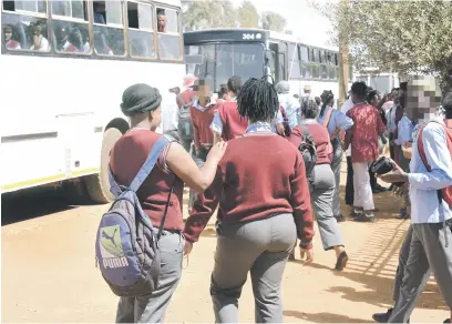  ?? Picture: Nigel Sibanda ?? BALLOONING PROBLEM. Ithuteng Secondary School children board scholar transport at Brandvlei, Randfontei­n, yesterday. A total of 34 pupils from less privileged homes are pregnant.