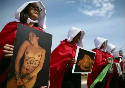  ??  ?? Grupo de mulheres pró-aborto em protesto na frente do STF (Supremo Tribunal Federal)