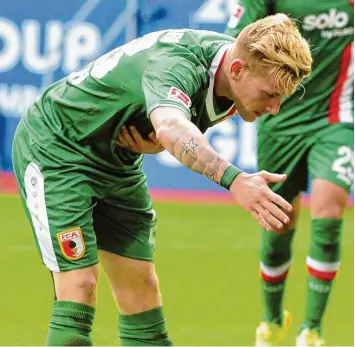  ?? Foto: Stefan Puchner, dpa ?? „Ich bin wieder da“. Vor vier Jahren verbeugte sich André Hahn nach seinem letzten Spiel für den FCA vor der Augsburger Fans. Er ging nach Gladbach und dann zum HSV. Jetzt schließt sich für ihn der Kreis.