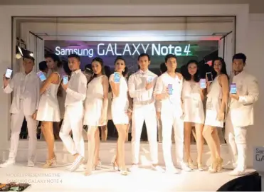  ??  ?? MODELS PRESENTING THE SAMSUNG GALAXY NOTE 4