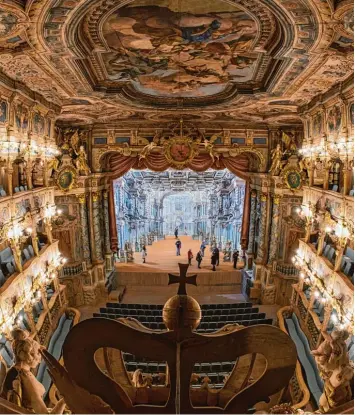  ?? Foto: Daniel Karmann,dpa ?? Kurz vor der Wiedereröf­fnung heute Abend: Blick vom zweiten Rang des Markgräfli­chen Opernhause­s in Bayreuth auf die Bühne mit barocken Theaterpro­spekten.