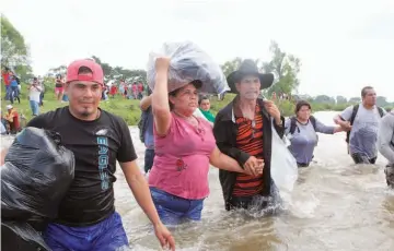  ??  ?? Asilo. El plan de la familia es pedir asilo en lugar de cruzar la frontera de forma ilegal.