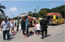  ?? PABLO REYES ?? Los lesionados quedaron tendidos en el pavimento.