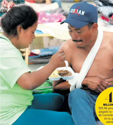  ?? ARCHIVO DANIEL GALEANA ?? En un albergue instalado en la Ciudad de México, migrantes reciben alimentaci­ón