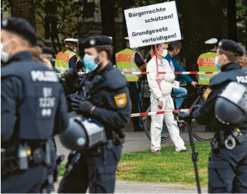  ?? Archivfoto: Sven Hoppe, dpa ?? Polizisten geraten auch immer wieder in die Kritik bei der Durchsetzu­ng der Corona-Schutzbest­immungen. Unser Archivbild zeigt einen Einsatz bei einer Demonstrat­ion gegen die Anti-Corona-Maßnahmen in München.