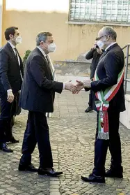  ?? ?? Saluto Il premieri Draghi, a sinistra, e Gualtieri