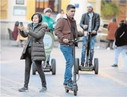  ??  ?? Sevillanos y turistas utilizan diariament­e patinetes eléctricos para sus traslados por la ciudad