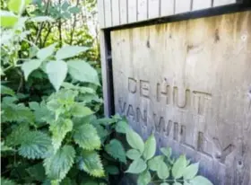  ??  ?? De blokhut is genoemd naar Willy. “Al heb ik daar zelf niet om gevraagd, hoor.”