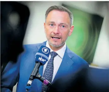  ?? FOTO: BERND VON JUTRCZENKA/DPA ?? Die deutsche Wirtschaft leidet laut Bundesfina­nzminister Christian Lindner (FDP) vor allem unter einem Defizit an geleistete­n Arbeitsstu­nden. Er äußerte sich gestern am Rande der IWF-Tagung.