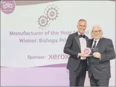  ?? ?? SUCCESS Gareth Roberts receives the IPIA’s Manufactur­er of the Year Award from Kevin O’Donnell, of Xerox Graphic Communicat­ions, on behalf of Bishops Printers