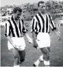  ??  ?? Gigante
Giampiero Boniperti con John Charles. Con il gallese, Omar Sivori e Boniperti la Juventus diede spettacolo