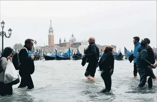  ?? MIGUEL MEDINA / AFP ?? ‘Acqua alta’. La marea en Venecia ha llegado hasta los 156 cm por encima del nivel del mar, un récord desde el 2008