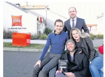  ??  ?? Simon Billet, Mathieu Parent (debout), Gabriel Mercier et Claire Audren, une équipe de superhéros qui vient de décrocher le premier trophée de la vidéo touristiqu­e.