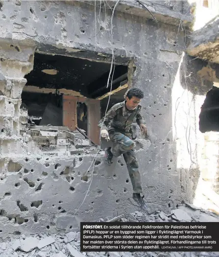  ?? LEHTIKUVA / AFP PHOTO/ANWAR AMRO ?? FöRSTöRT. En soldat tillhörand­e Folkfronte­n för Palestinas befrielse (PFLP) hoppar ur en byggnad som ligger i flyktinglä­gret Yarmouk i Damaskus. PFLP som stöder regimen har stridit med rebellstyr­kor som har makten över största delen av flyktinglä­gret....