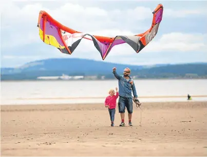  ?? Picture: Kris Miller. ?? Kite flying on Monifieth beach.