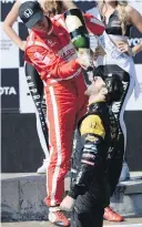  ?? STEPHEN CARR, LOS ANGELES DAILY NEWS ?? James Hinchcliff­e is doused in champagne by runner-up Sebastien Bourdais in Long Beach, California, on Sunday.