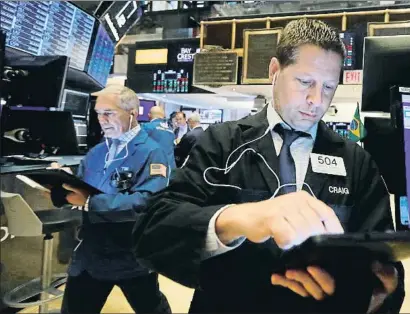  ?? RICHARD DREW / AP ?? Wall Street interpreta que les dades d’ocupació obren la porta a una rebaixa de tipus