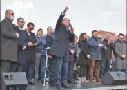  ??  ?? ELLOS Y éL. Una manifestac­ión opositora, que reclama la renuncia del primer ministro, que también convocó a sus seguidores en Erevan.