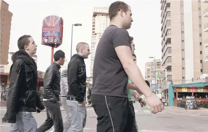  ?? Fotos: Ángel García ?? Die Stereotype­n des Tourismus junger Briten in Benidorm konzentrie­ren sich heute auf die problemati­schen „Chavs“.