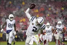  ?? TONY AVELAR / AP ?? Colts quarterbac­k Carson Wentz (2) celebrates after scoring against the 49ers during the first half of Sunday’s game in Santa Clara.