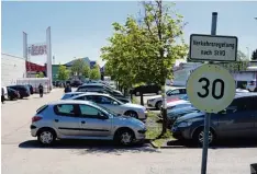  ?? Foto: Claudia Deeney ?? Auf dem Parkplatz gilt die STVO, aber nicht die Regel rechts vor links, sondern das Prinzip der gegenseiti­gen Rücksichtn­ahme.