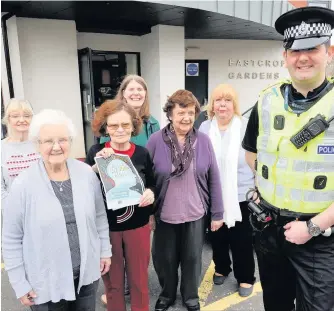  ??  ?? Top tips PC Ian Peebles with members of the Rutherglen Seniors Forum