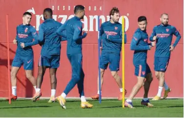  ?? Agence France-presse ?? Sevilla’s players attend a training session at the Sport City Stadium in Seville on Tuesday.