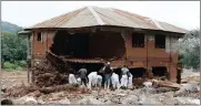  ?? Picture: REUTERS ?? DISASTER: Rescue workers search for bodies at Pentagon, in Freetown, Sierra Leone.