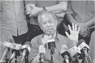  ?? — Gambar Bernama ?? SIDANG MEDIA: Muhyiddin merangkap Presiden BERSATU (tengah) ketika sidang media selepas beliau menghadiri perjumpaan bersama Jawatankua­sa Bersatu Hulu Langat di Semenyih, semalam.